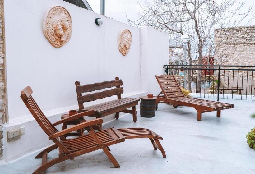 デラックスルーム, Lazaros Stonehouse