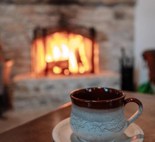 デラックスルーム, Lazaros Stonehouse