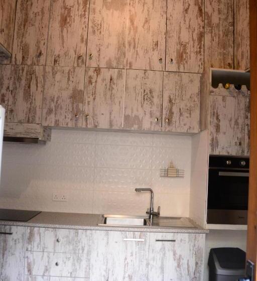 デラックスルーム, Lazaros Stonehouse