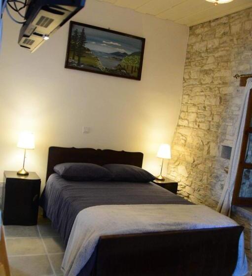 デラックスルーム, Lazaros Stonehouse