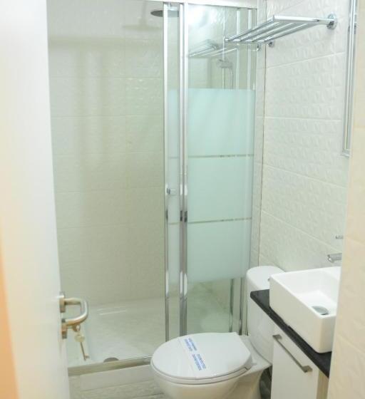 デラックスルーム, Lazaros Stonehouse