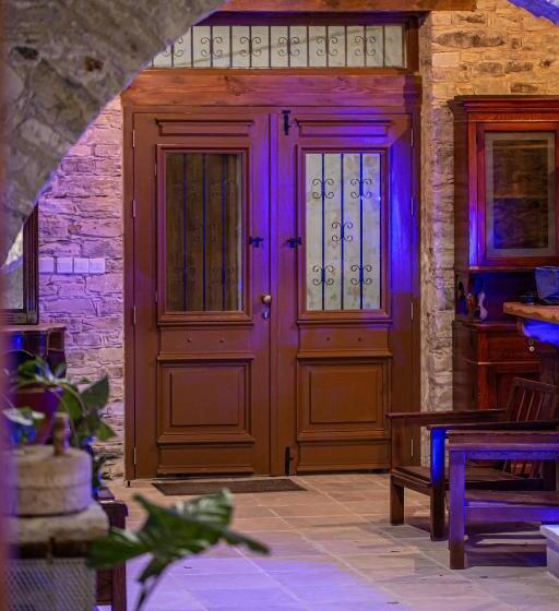 デラックスルーム, Lazaros Stonehouse