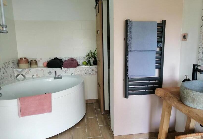 غرفة قياسية مزوَّدة بجاكوزي, Le Clos Du 51   Chambres D Hôtes