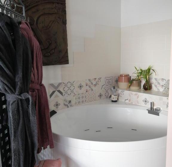 غرفة قياسية مزوَّدة بجاكوزي, Le Clos Du 51   Chambres D Hôtes