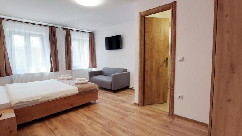 디럭스 스튜디오, Lindenhaus