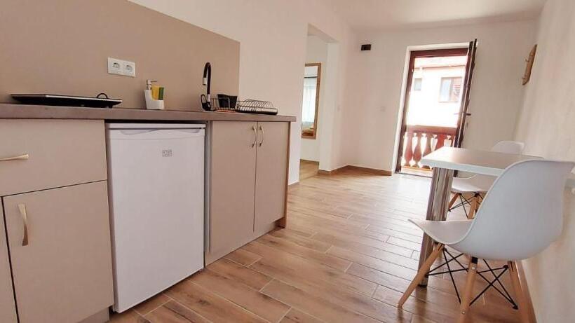 디럭스 스튜디오, Lindenhaus