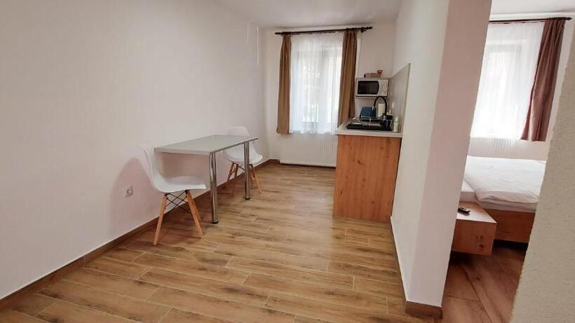 디럭스 스튜디오, Lindenhaus