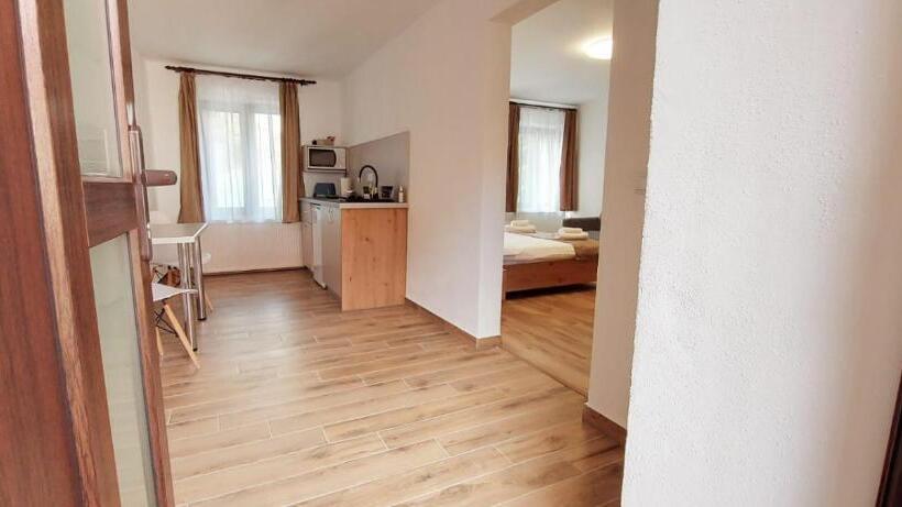 디럭스 스튜디오, Lindenhaus