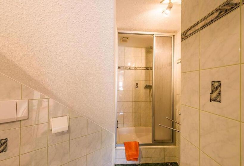 غرفة عائلية, Numero1 Pension Und Cafe