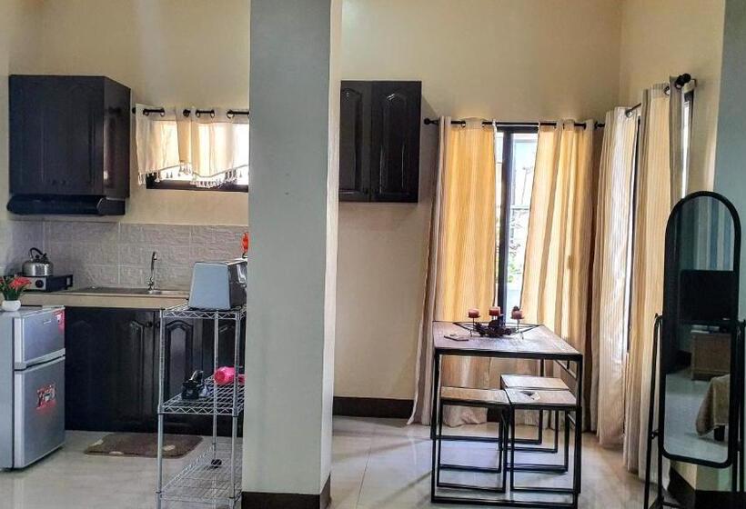 اتاق لوکس, Carlo S Place