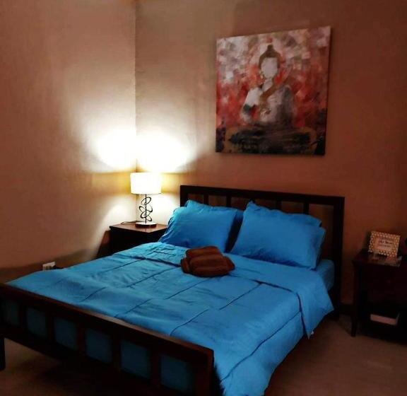 اتاق لوکس, Carlo S Place