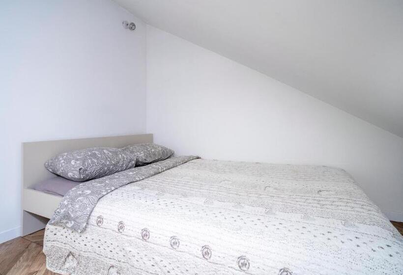 1 Bedroom Penthouse Apartment, House 22a Apartments