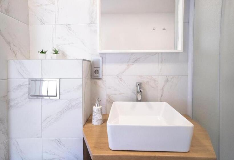 1 Bedroom Penthouse Apartment, House 22a Apartments