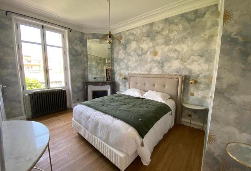 带大床的豪华间, Maison Blanche Chartres   Maison D Hôtes 5 étoiles