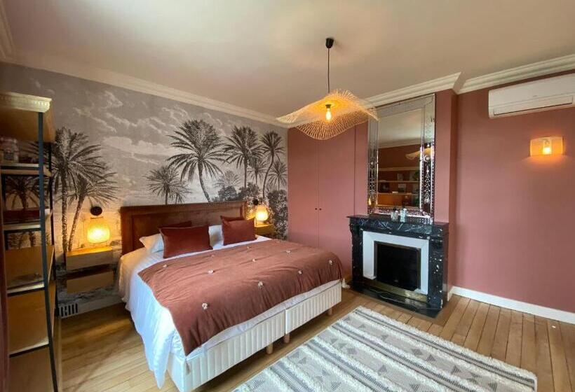 带大床的豪华间, Maison Blanche Chartres   Maison D Hôtes 5 étoiles