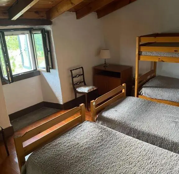 اتاق استاندارد چهار تخته, Albergue Rectoral De Romean