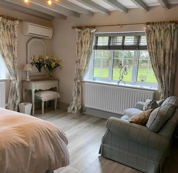 キングサイズベッドのスタンダードルーム, Ticketyboo Suites