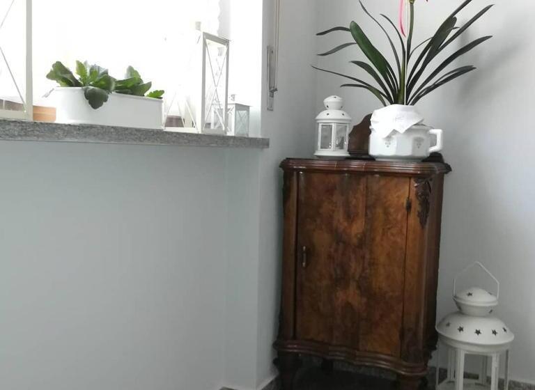 חדר אקונומי, La Moia