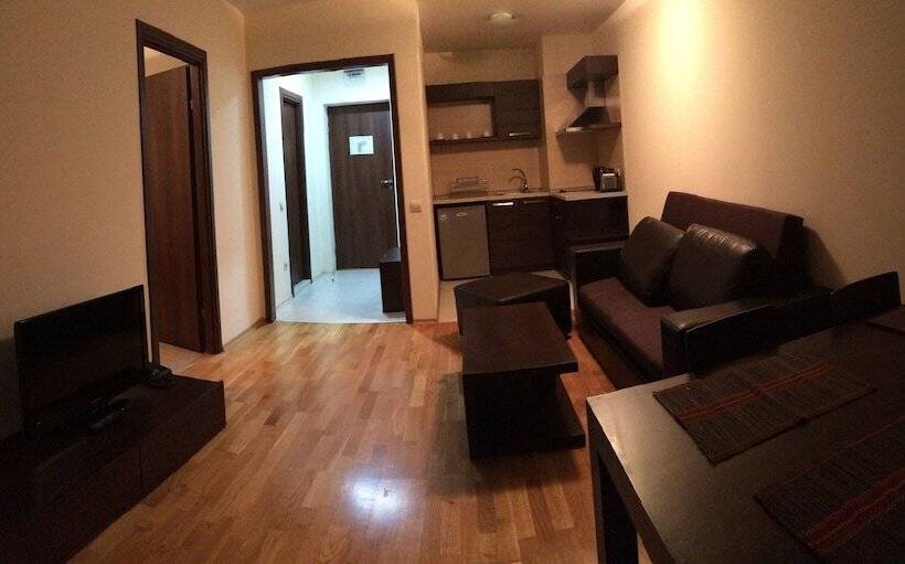 דירת חדר, All Seasons Club