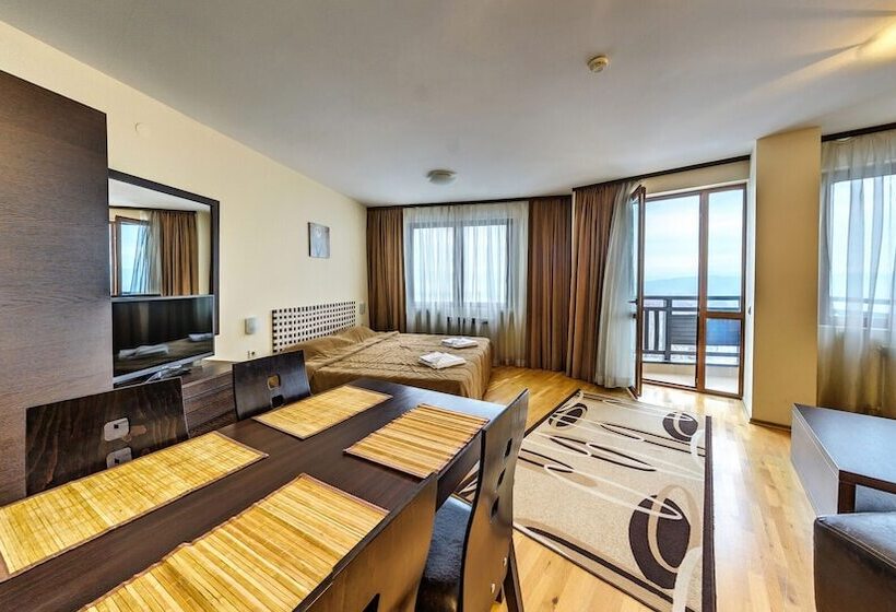 חדר סטודיו סטנדרד, All Seasons Club