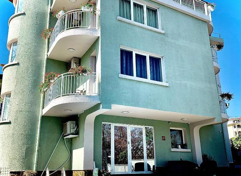 이코노미 룸, Amfora