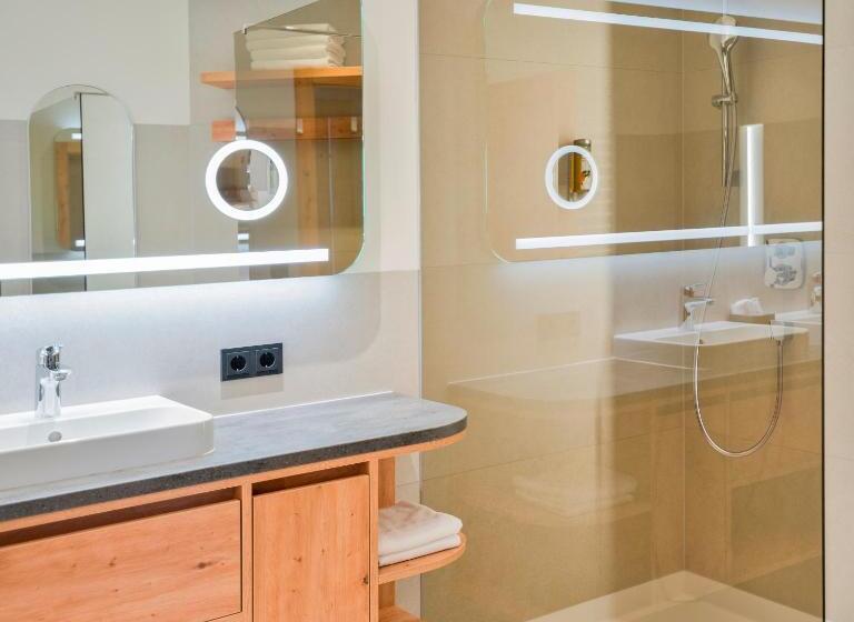 带阳台的行政套房, Ebner S Waldhof Am See Resort & Spa