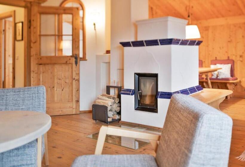 带阳台的行政套房, Ebner S Waldhof Am See Resort & Spa