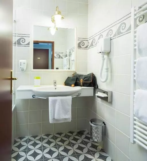 Standard Kolmen Hengen Huone, Nigloland Hôtels