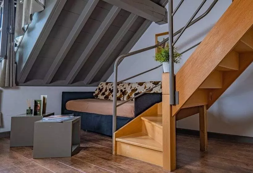 メゾネットスイート, La Maison Rouge