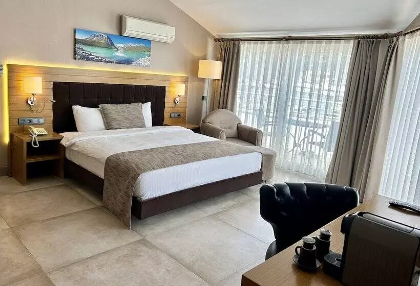 اتاق خانوادگی, Marina Boutique
