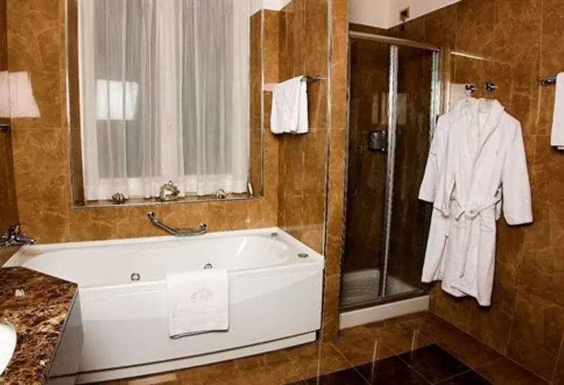سوییت با چشم‌انداز دریا, Miramare & Spa