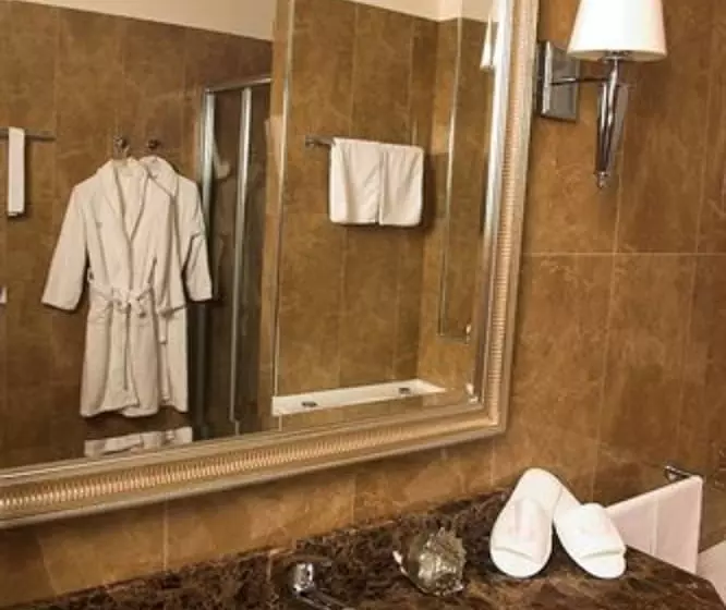 سوییت با چشم‌انداز دریا, Miramare & Spa
