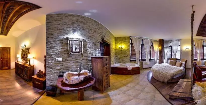 سوییت لوکس, Momini Dvori Boutique Guest House