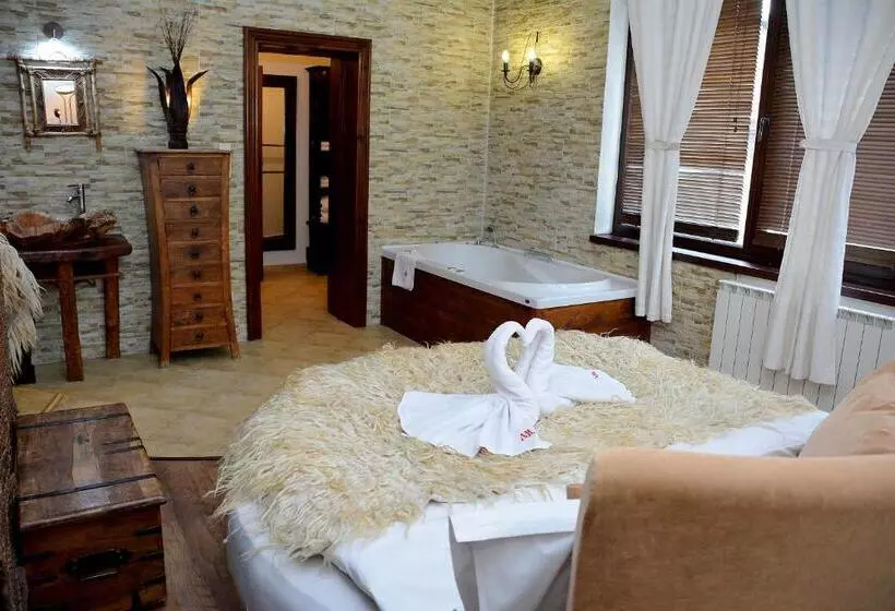 سوییت لوکس, Momini Dvori Boutique Guest House