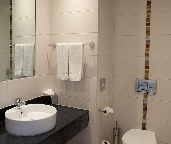 חדר משפחתי, The Ellison