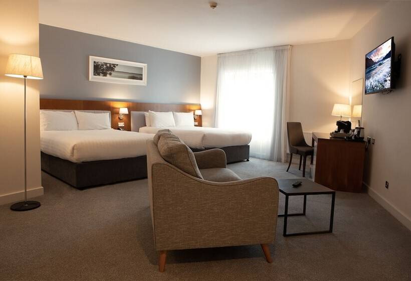 חדר משפחתי, The Ellison