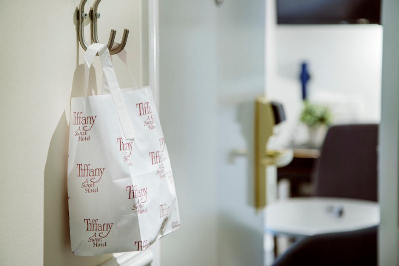 חדר משפחתי, Tiffany