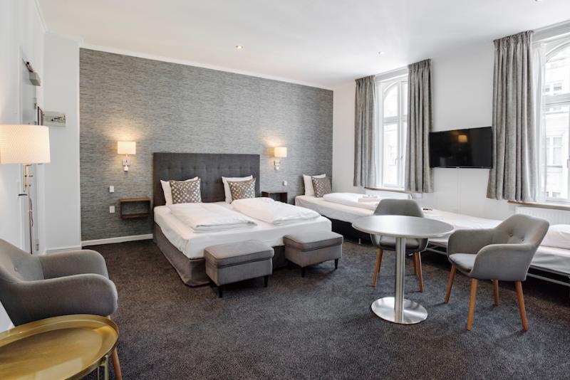 חדר משפחתי, Tiffany