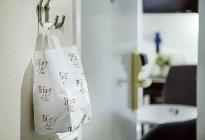 سوئیت جونیور با ماساژ آبی, Tiffany