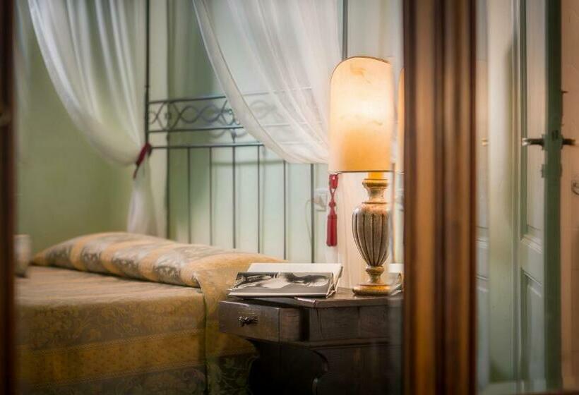 اتاق استاندارد سه نفره, Torre Guelfa Palazzo Acciaiuoli