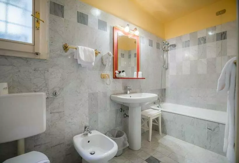 اتاق استاندارد چهار تخته, Torre Guelfa Palazzo Acciaiuoli