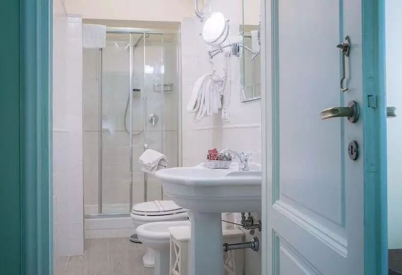 اتاق استاندارد چهار تخته, Torre Guelfa Palazzo Acciaiuoli