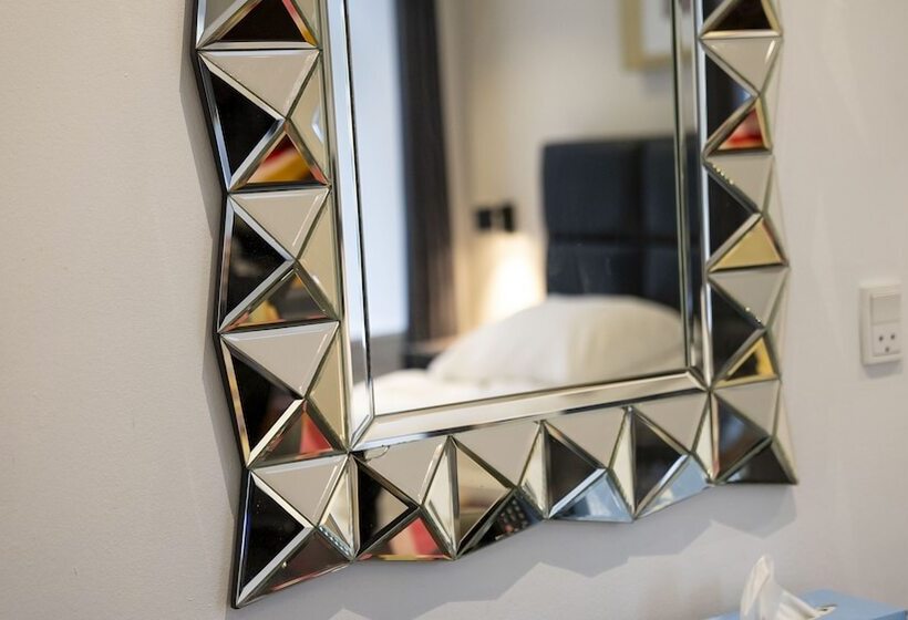 חדר סטנדרט לשלושה, A Hotels City