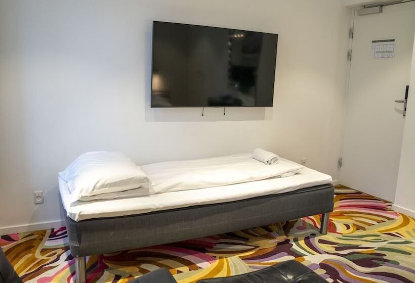 חדר סטנדרט לשלושה, A Hotels City