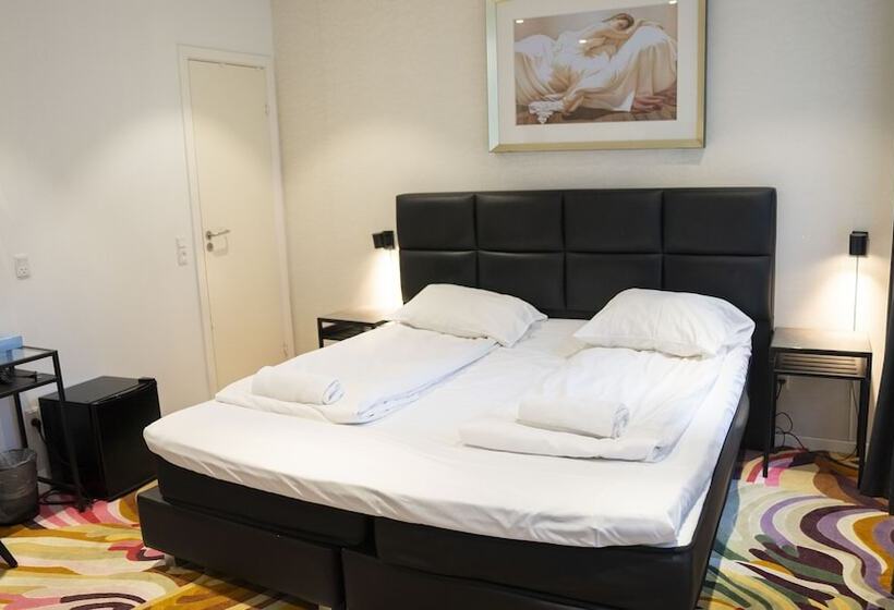 חדר סטנדרט לשלושה, A Hotels City