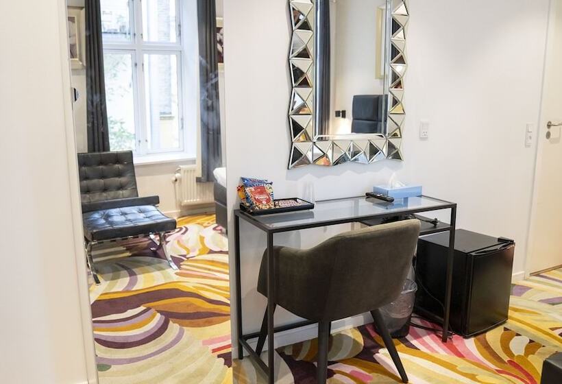 חדר סטנדרט לשלושה, A Hotels City