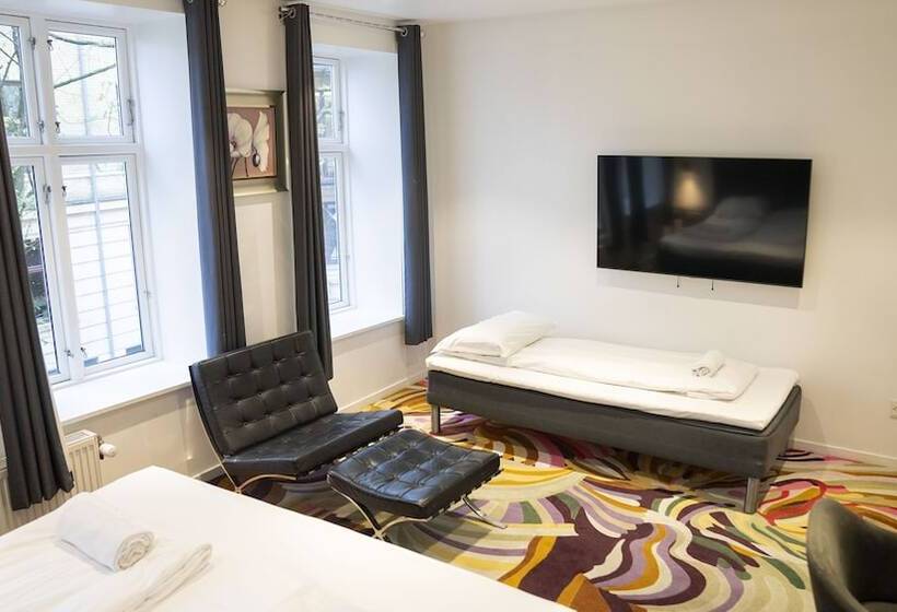 חדר סטנדרט לשלושה, A Hotels City