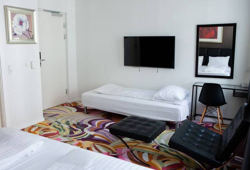 חדר סטנדרט לשלושה, A Hotels City