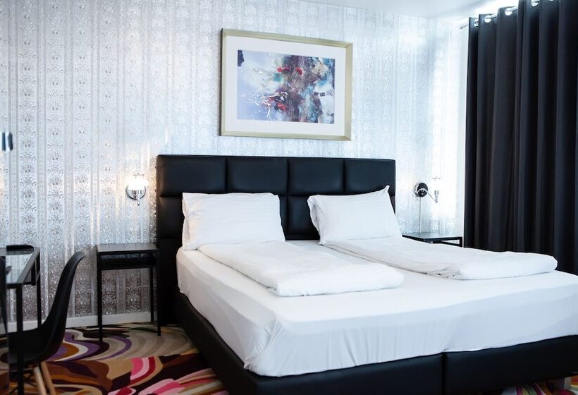 חדר סטנדרט לשלושה, A Hotels City