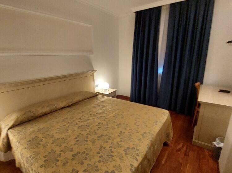 غرفة قياسية رباعية, Villa Medici